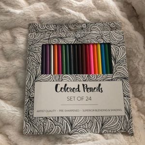 Set of 24 colored pencils.